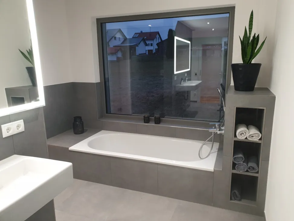 Wellnessbereich mit modernem Fliesendesign